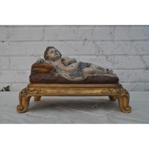  Amour allongé, terre cuite signée Ernesto Solitario.