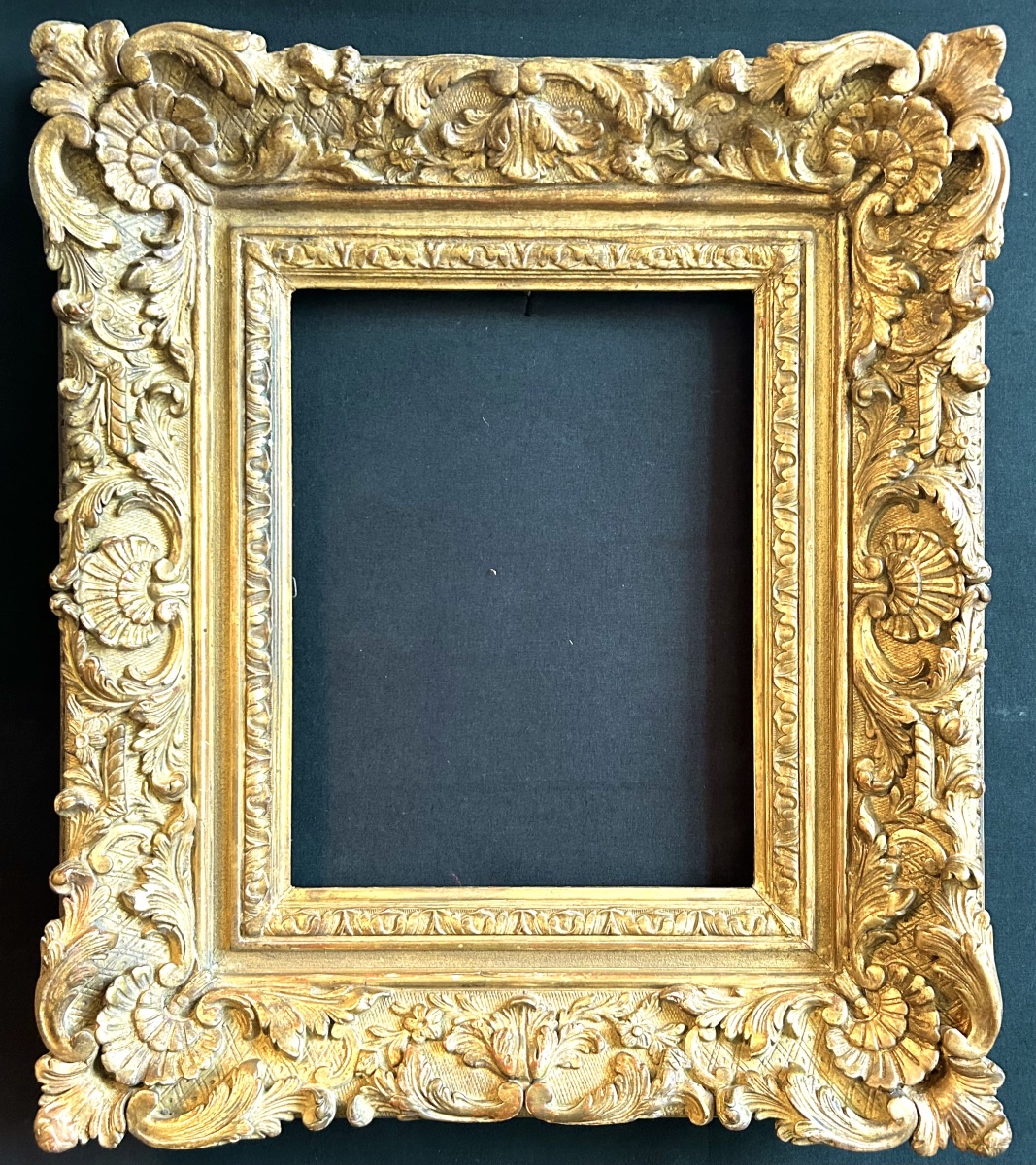 Cadre en bois et stuc dorés à riche décor de style rocaille. Époque Napoléon III