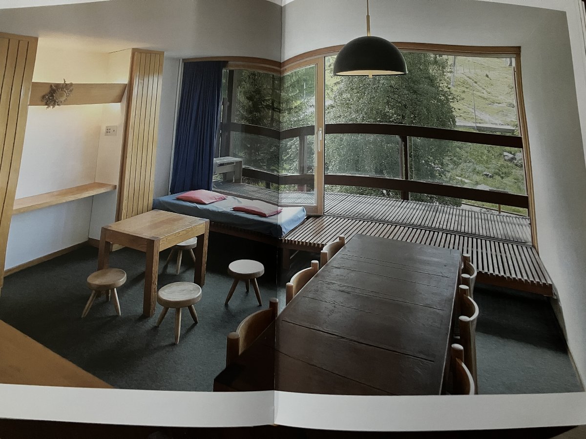 série de 18 chaises de Charlotte Perriand modèle Meribel 1970 en frêne.-photo-7