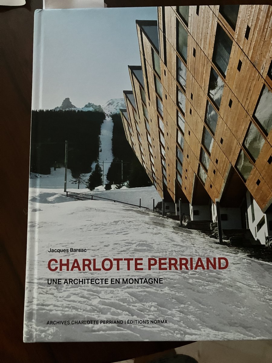 série de 18 chaises de Charlotte Perriand modèle Meribel 1970 en frêne.-photo-8