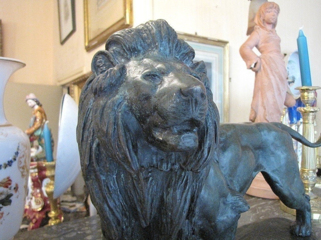lion en bronze