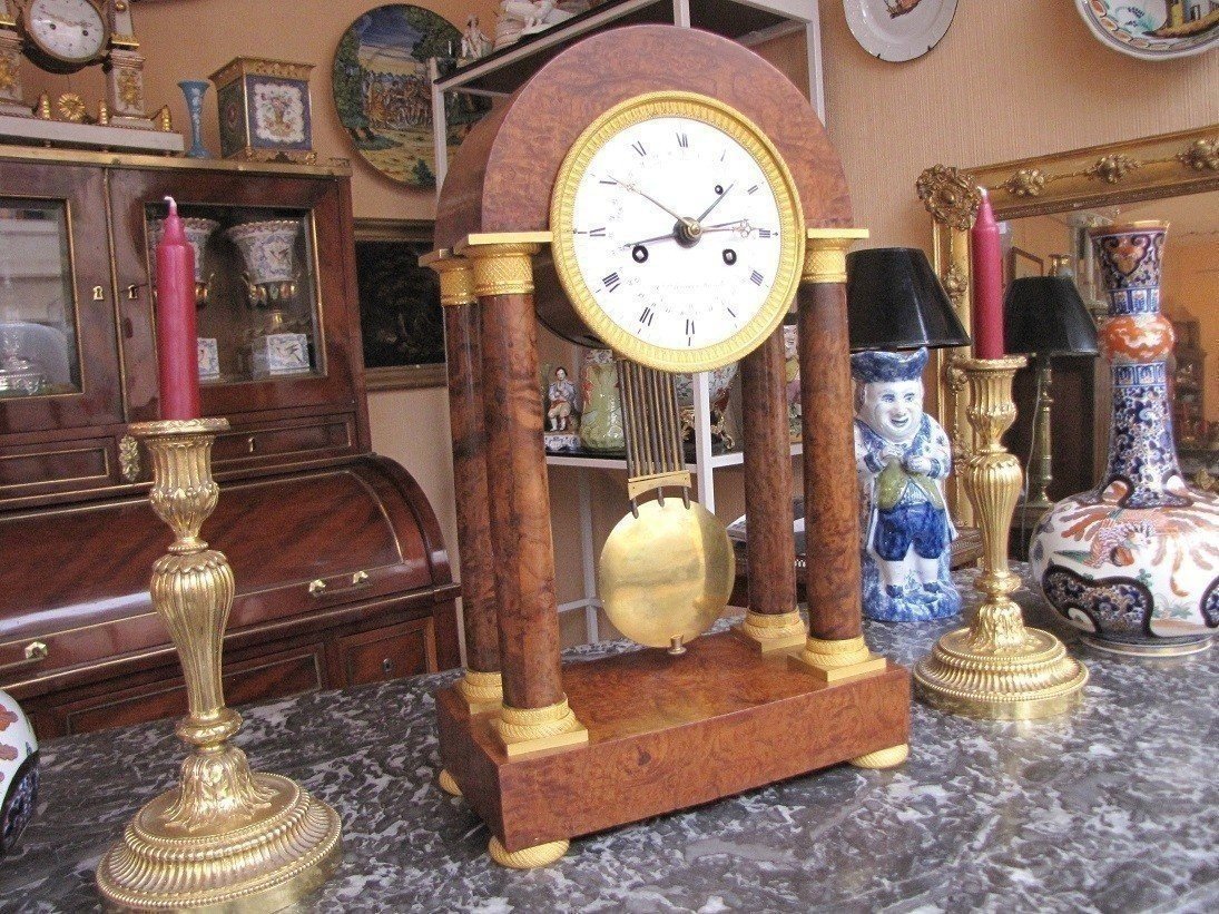Pendule portique à quantièmes