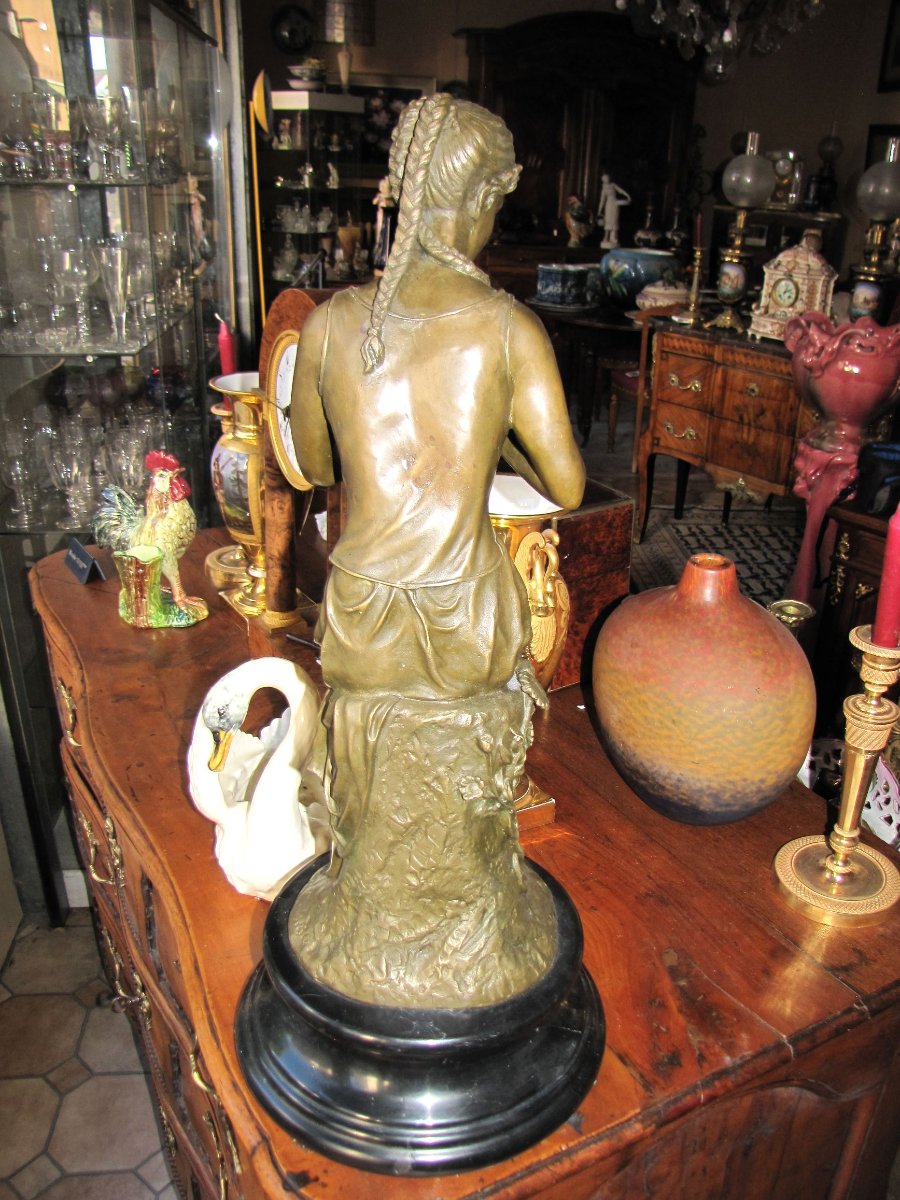 Jeune femme en bronze-photo-1