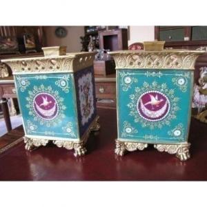 Paire de pots pourris en porcelaine