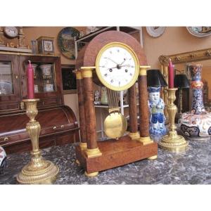 Pendule portique à quantièmes