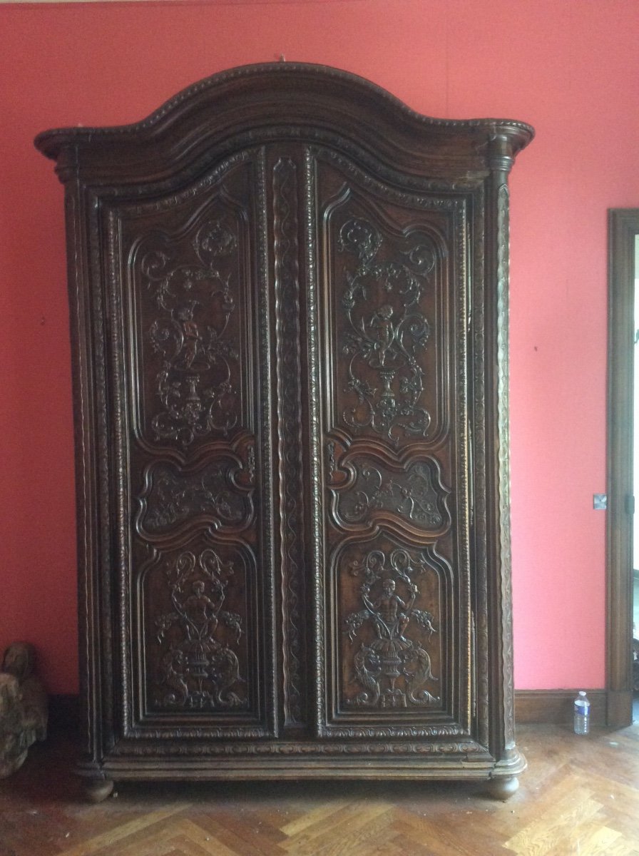 Armoire 18ème En Noyer Finement Sculptée 