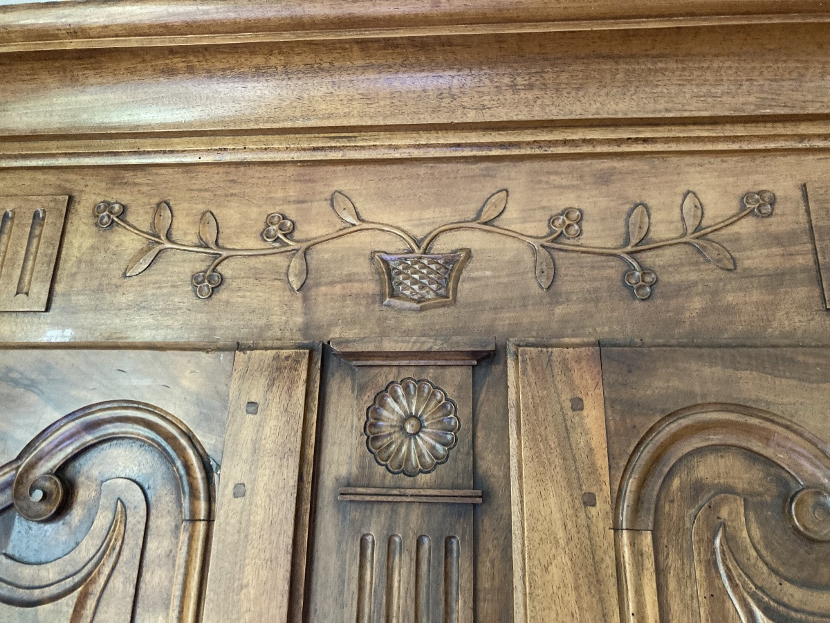 Delightful Walnut Sideboard, 18th Century.-photo-2