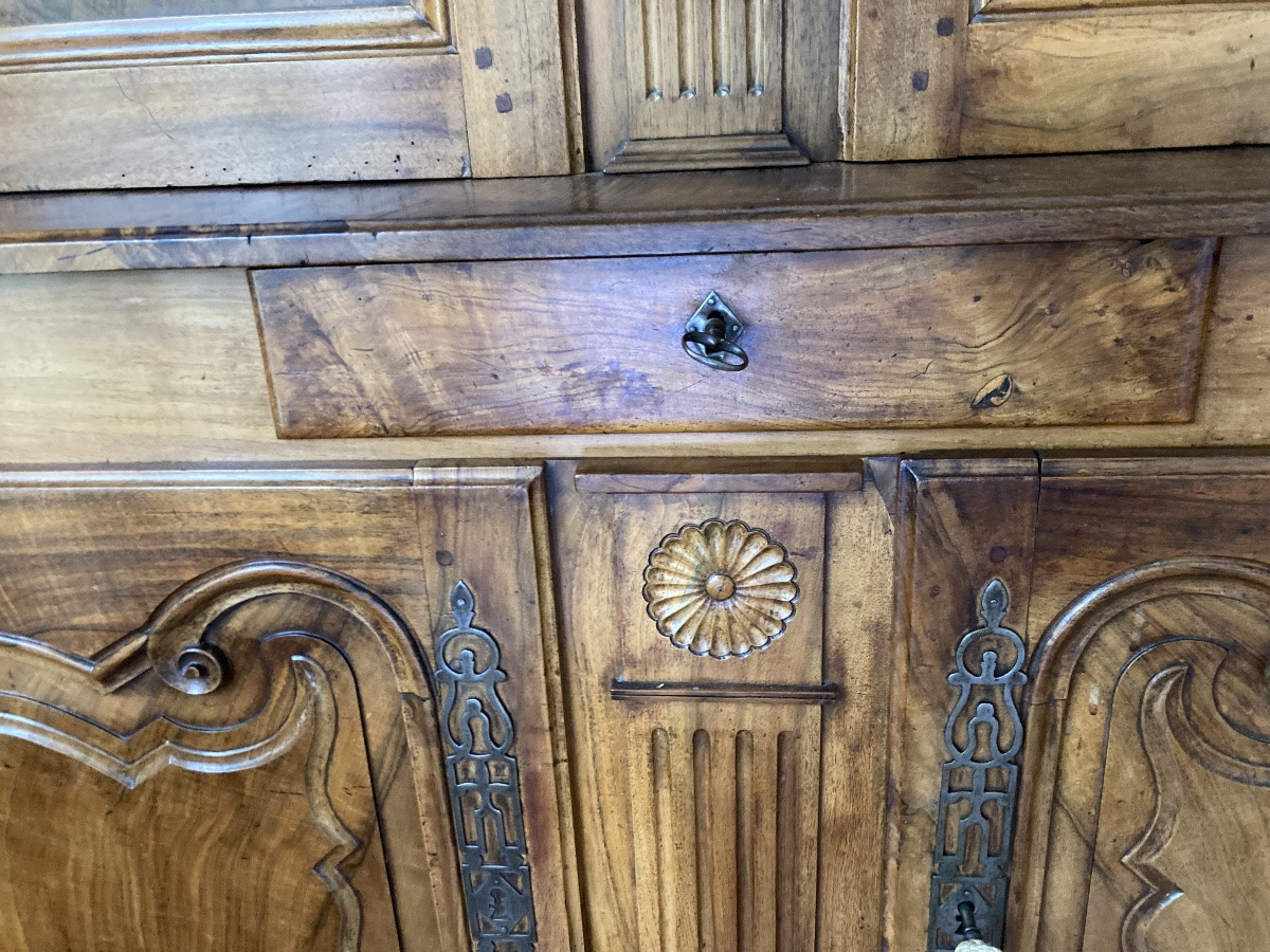 Delightful Walnut Sideboard, 18th Century.-photo-3
