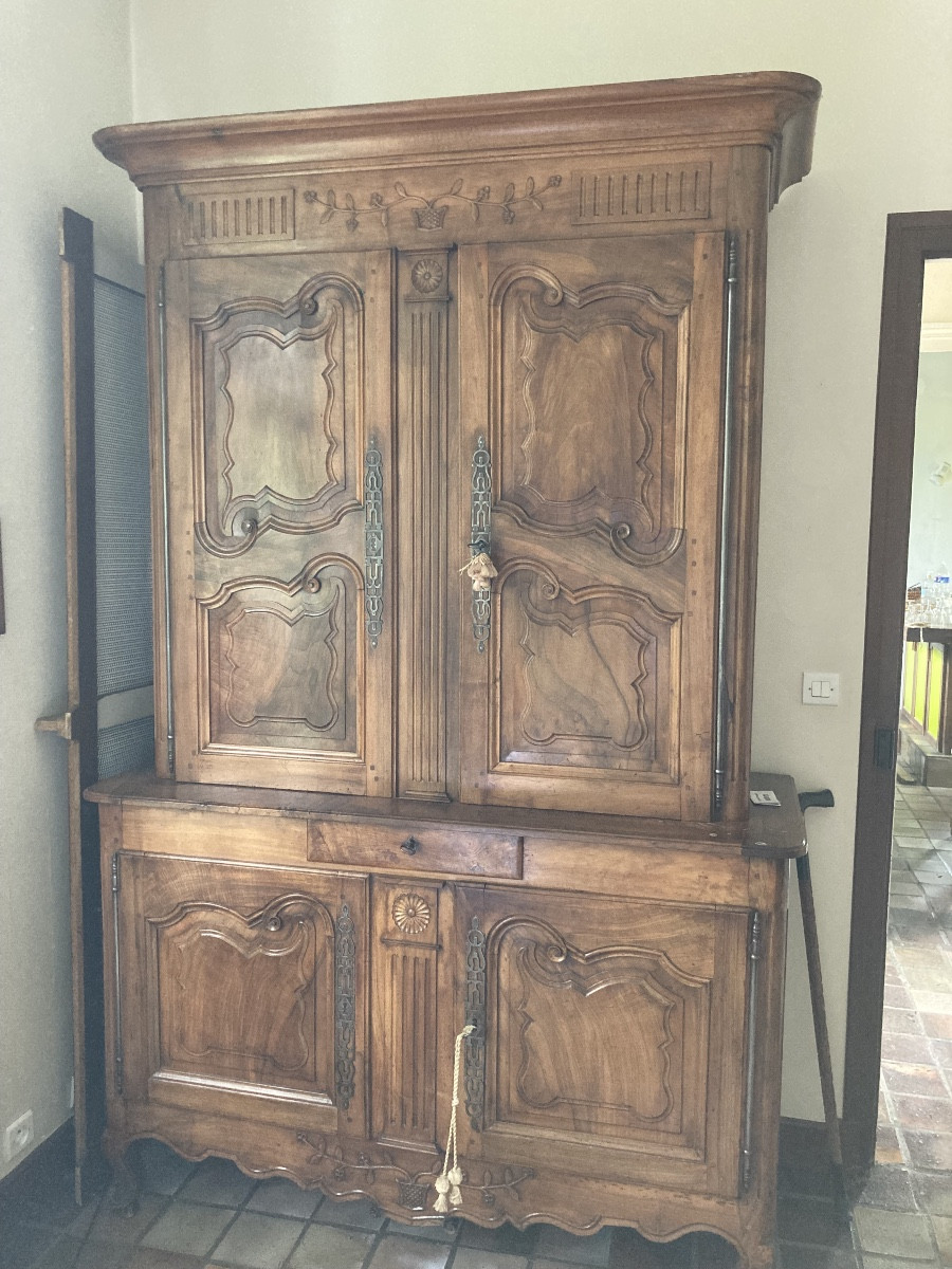 Delightful Walnut Sideboard, 18th Century.