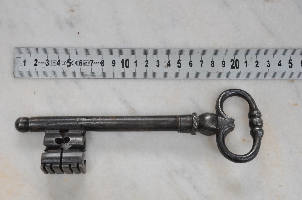 Large Wrought-iron Lock -photo-2