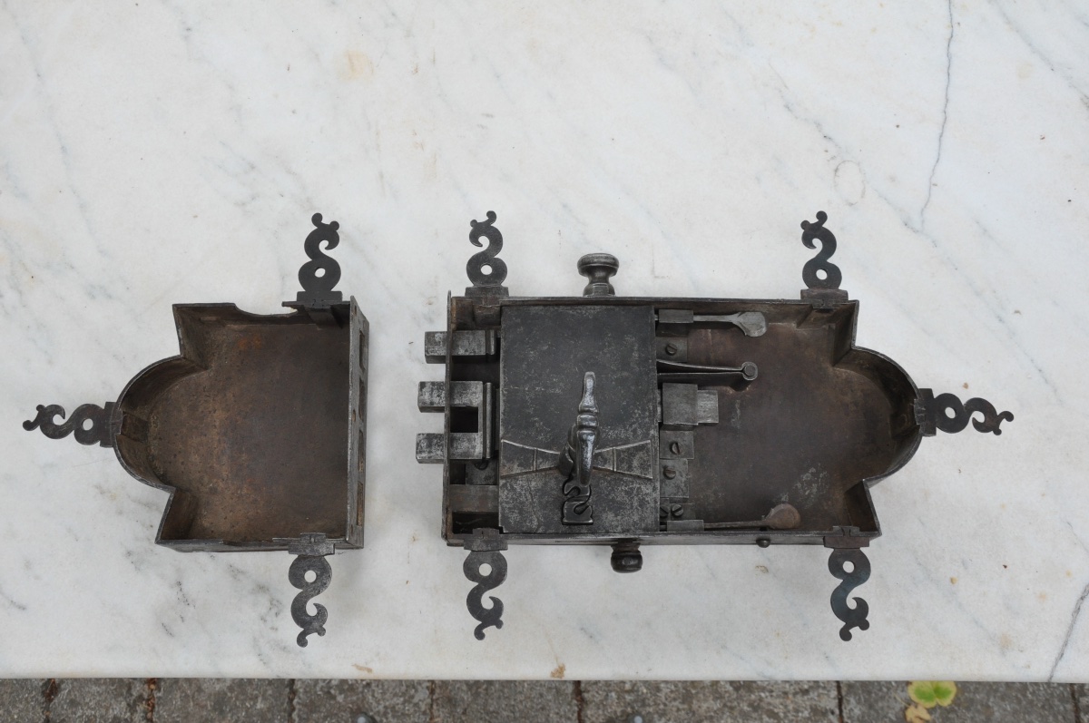 Large Wrought-iron Lock -photo-3
