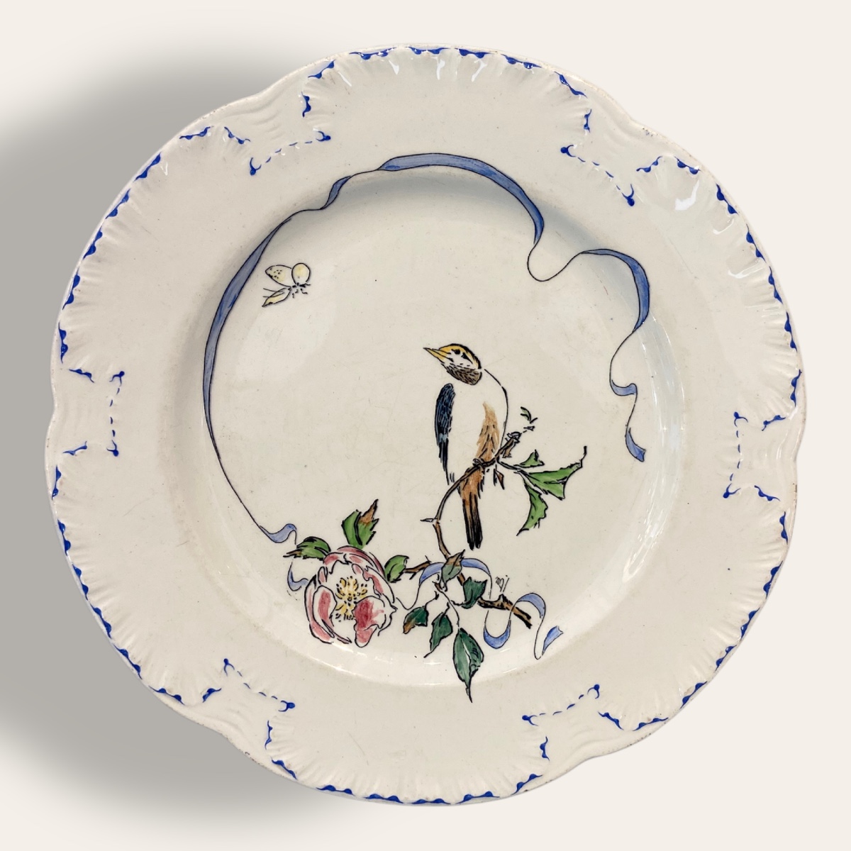 Assiette Fleurs et Ruban par Félix Bracquemond, Creil Montereau pour Haviland