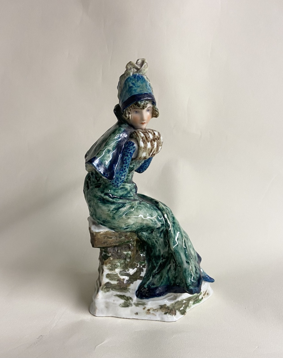 L'élégante au manchon, figurine par Van Den Streaten. Aloys