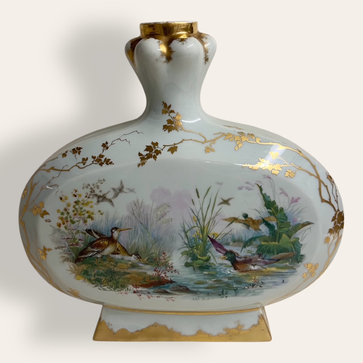 Vase Haviland en porcelaine. Elégante forme chinoise. Décor de canards, bécasses