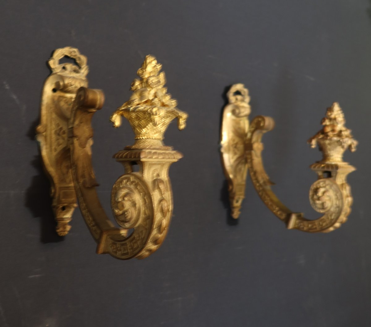 Paire d'embrasses de rideaux en bronze -photo-2