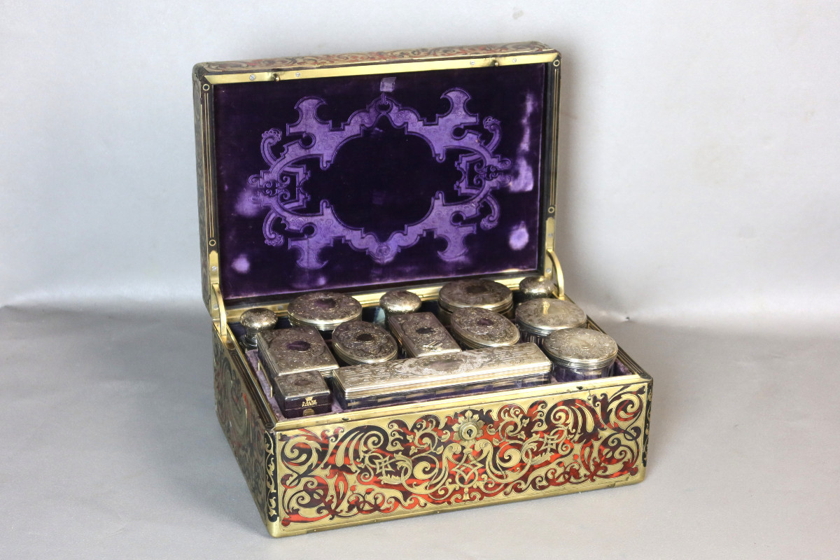 Coffret Boulle et accessoires de toilette en argent massif.