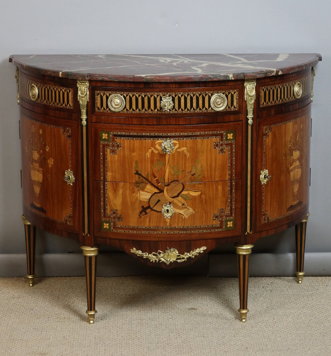 COMMODE DEMI LUNE AUX ATTRIBUTS DE MUSIQUE-photo-1