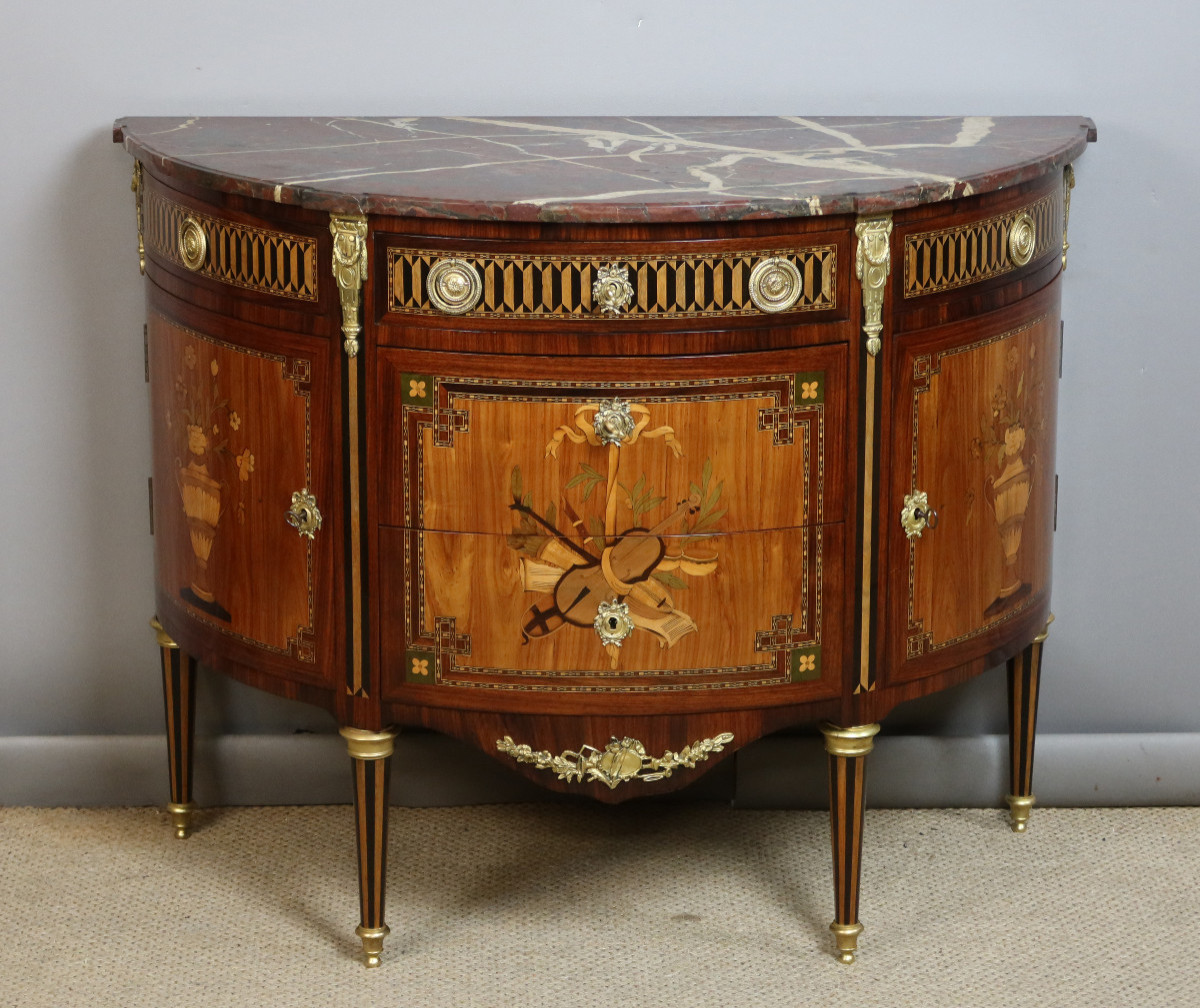 COMMODE DEMI LUNE AUX ATTRIBUTS DE MUSIQUE