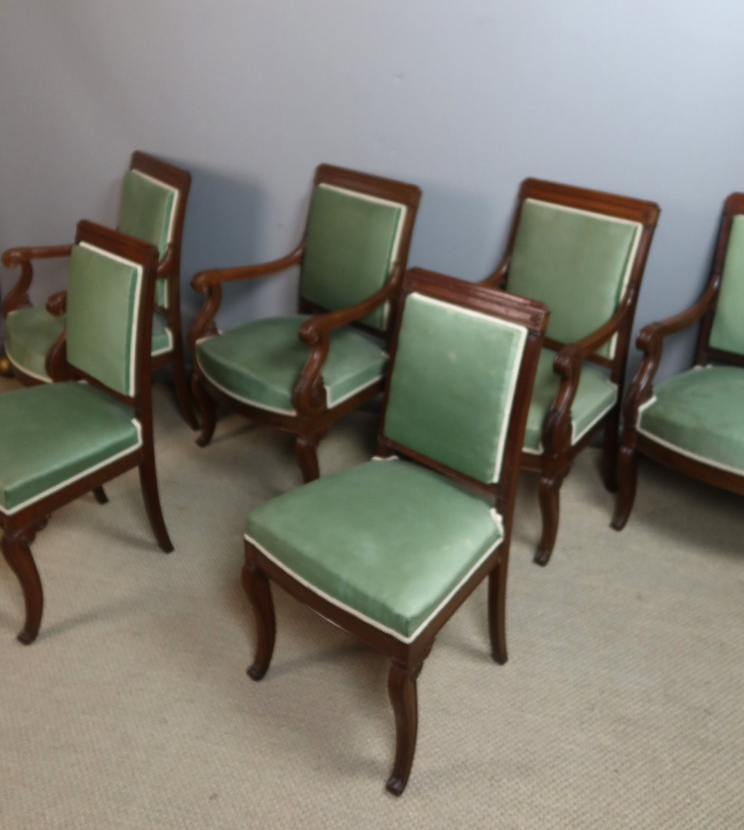 Restoration Period Living Room With Six Seats-photo-2