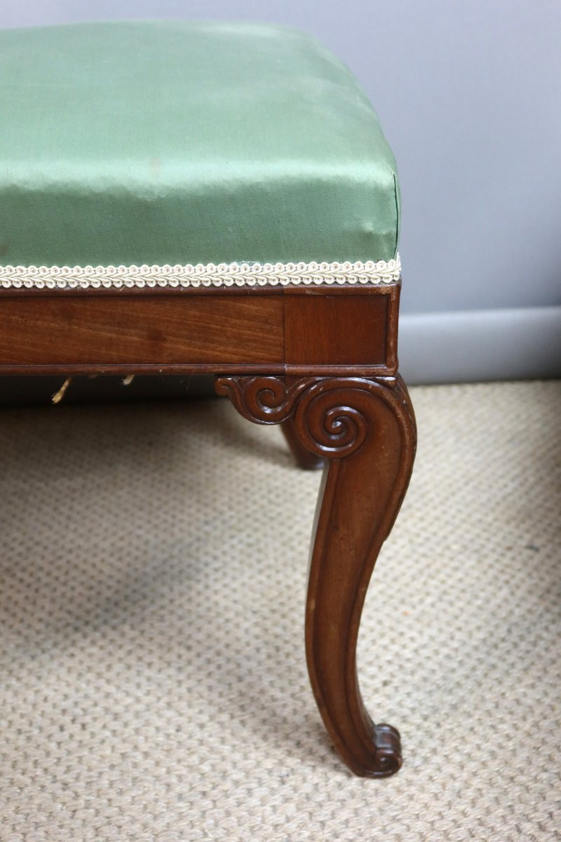 Restoration Period Living Room With Six Seats-photo-1