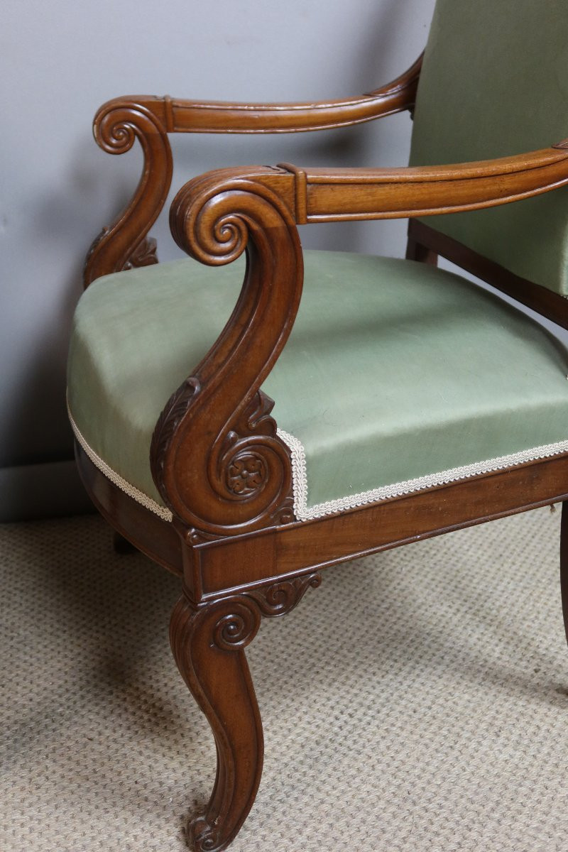 Restoration Period Living Room With Six Seats-photo-2