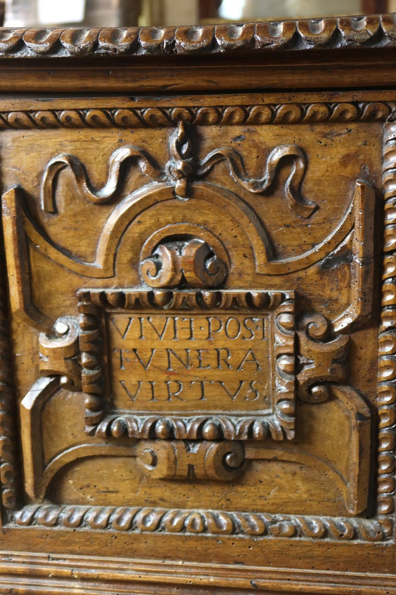 Grand coffre en noyer sculpté fin XVIIème siècle-photo-1
