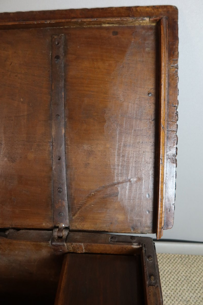Grand coffre en noyer sculpté fin XVIIème siècle-photo-5