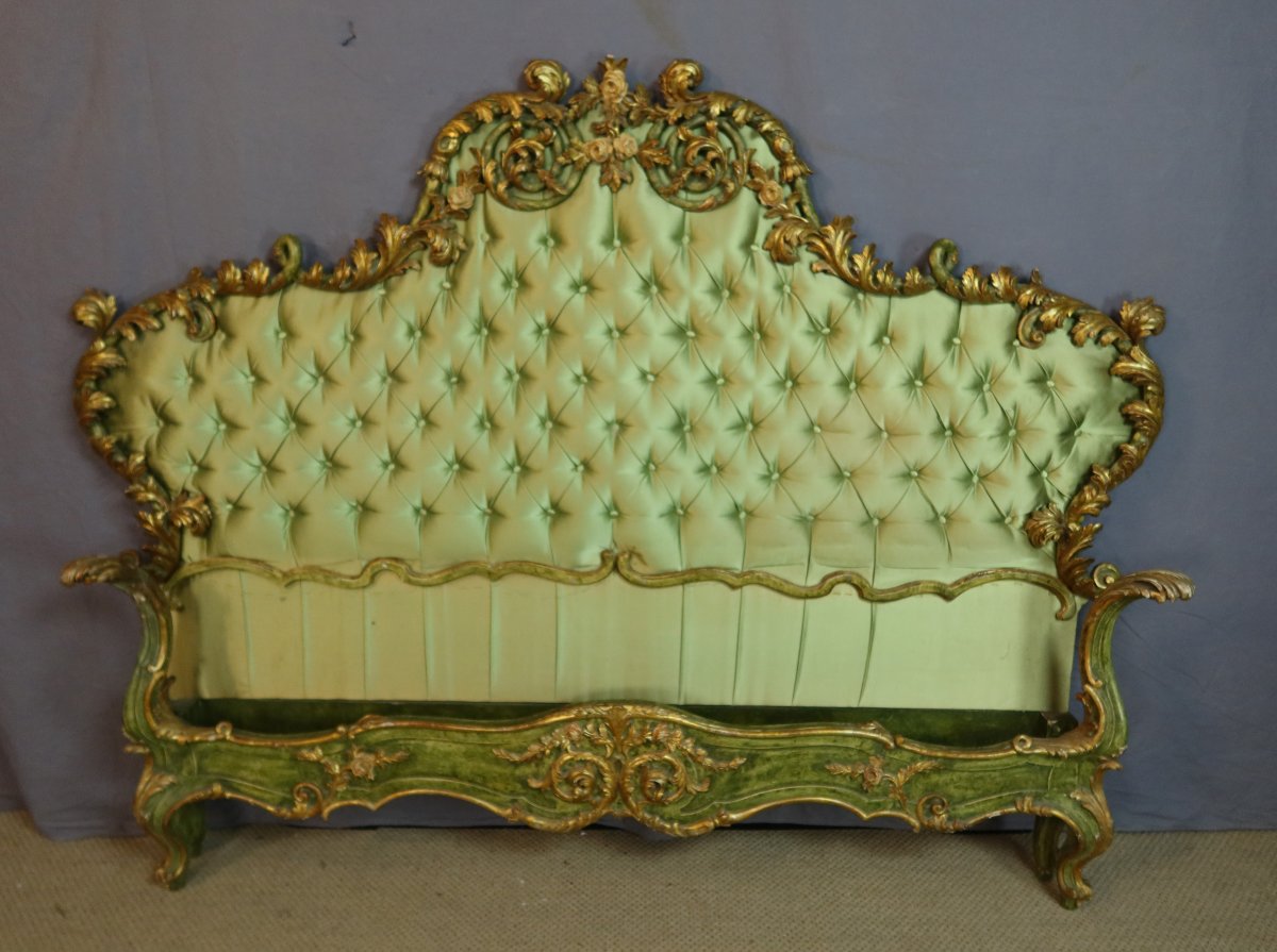 Lit rocaille en bois doré