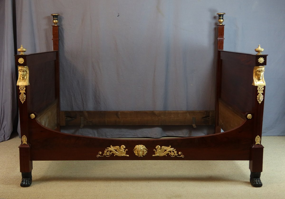 Empire-style Bed