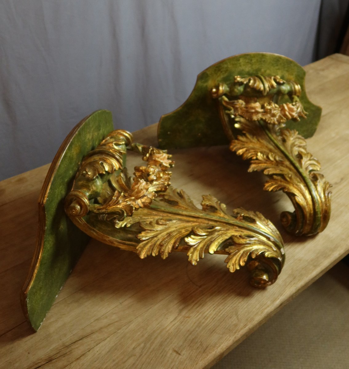 Paire de consoles en bois peint sculpté XXème siècle