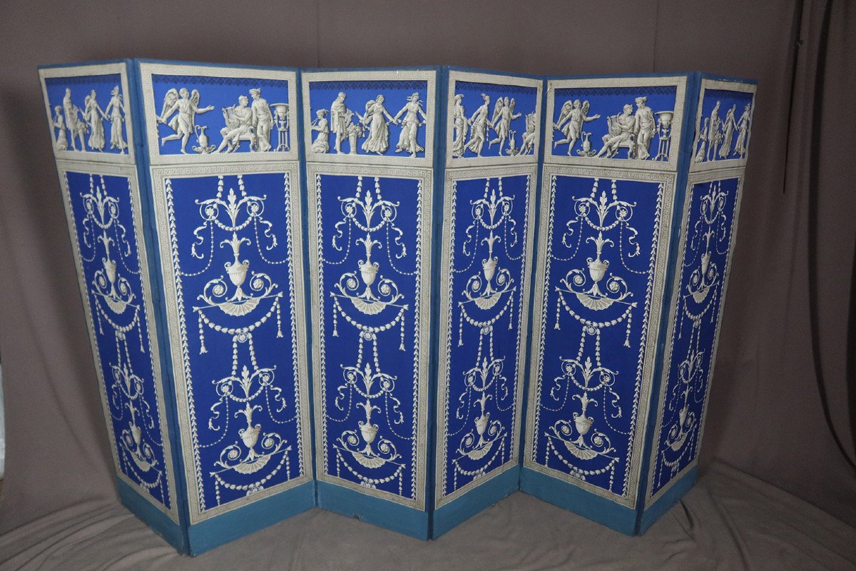 Screen In Grisaille On Blue Background-photo-4