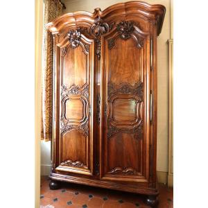 Armoire lyonnaise en noyer XVIIIème siècle