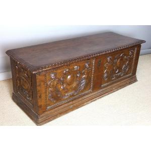 Grand coffre en noyer sculpté fin XVIIème siècle