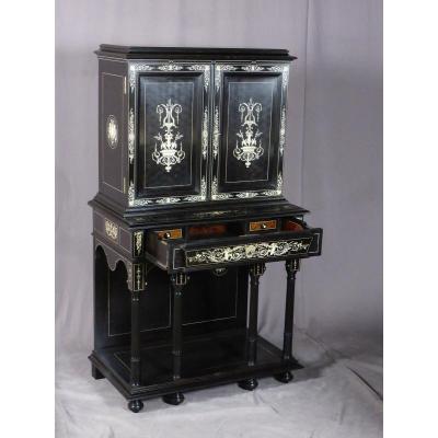 Buffet formant cabinet  en ébène d'époque NIII