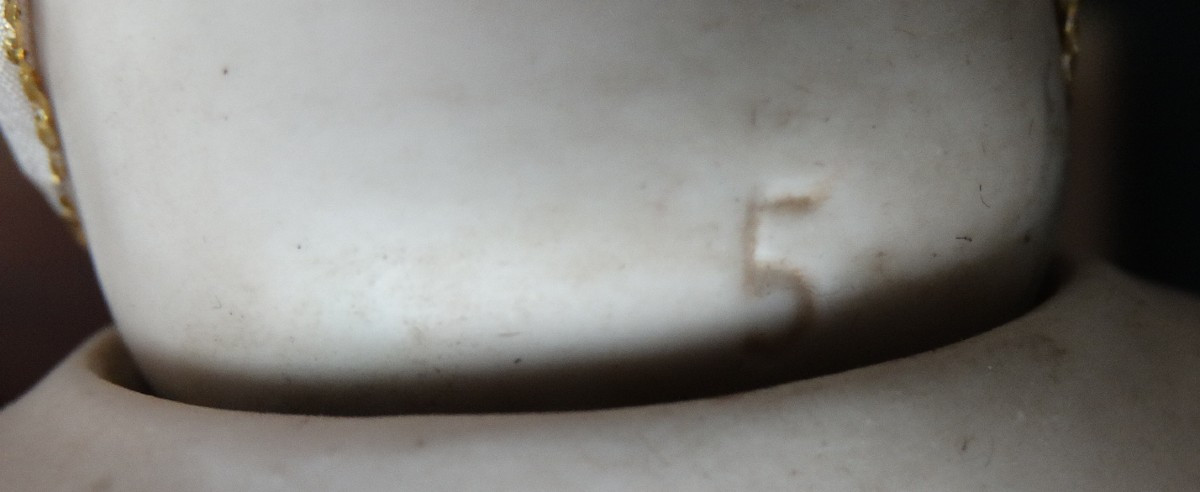 Poupée à tête porcelaine bouche fermée et corps en peau-photo-2