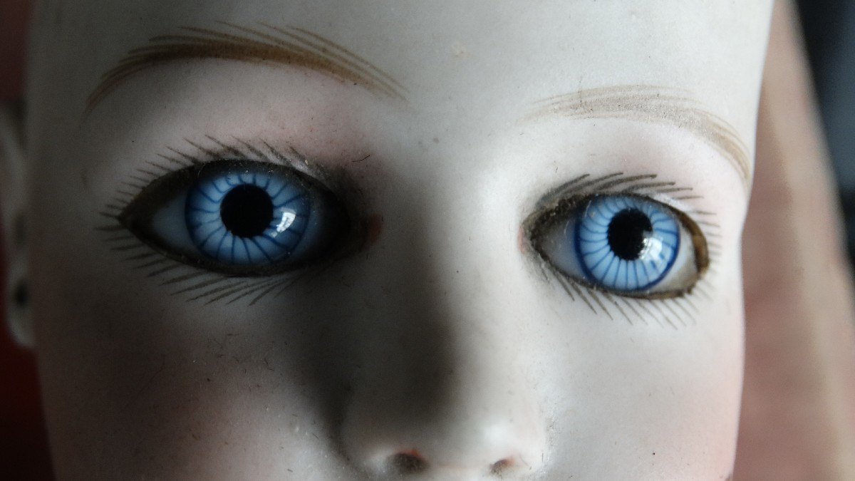 Poupée à tête porcelaine bouche fermée et corps en peau-photo-3