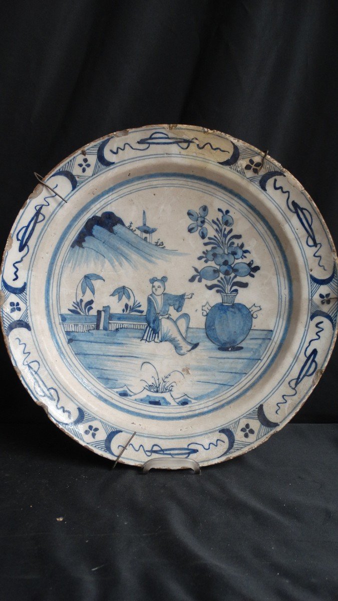 18th Century Earthenware Dish Decorated With An Oriental Character