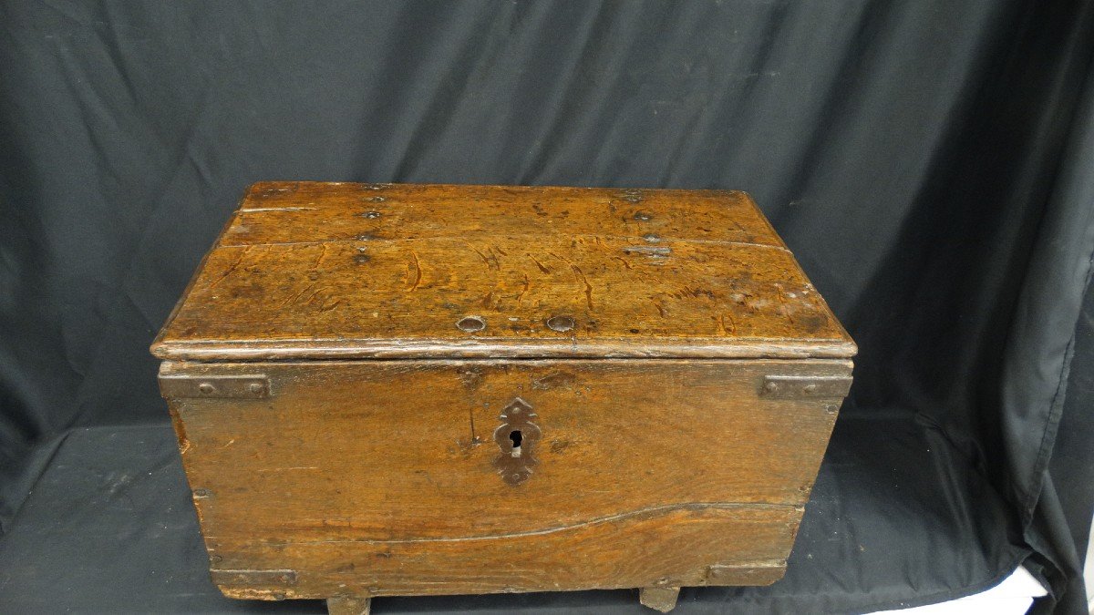 Small 18th Century Oak Chest-photo-2