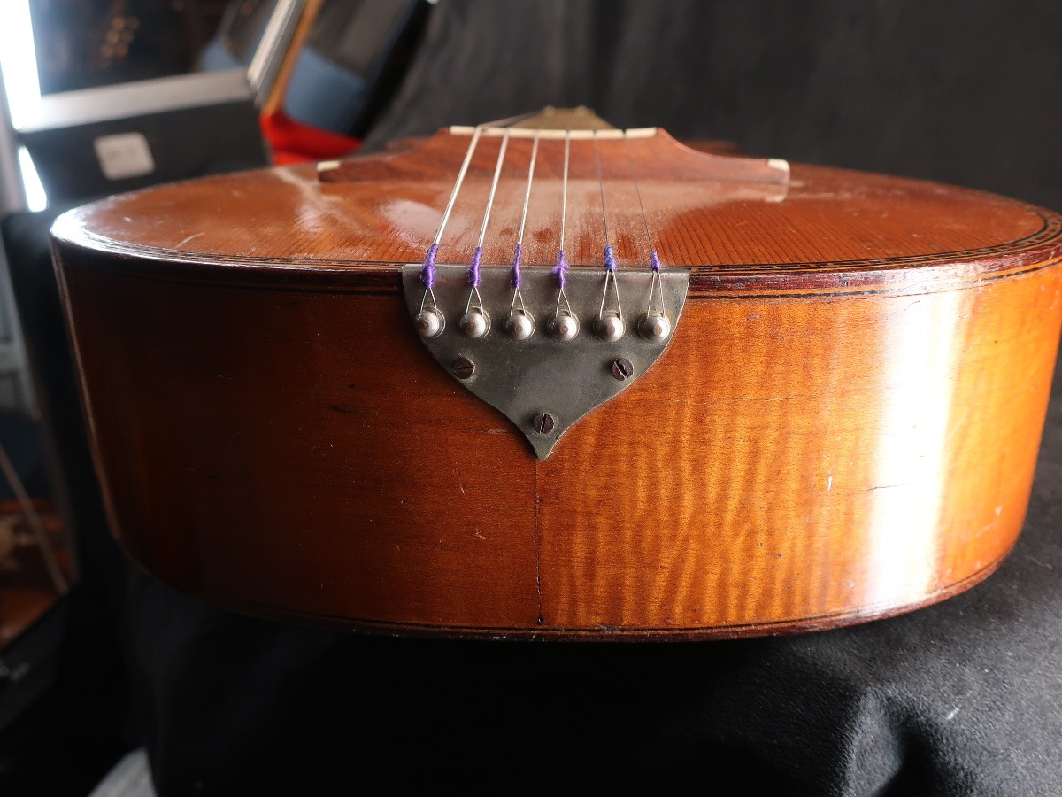 Guitare ancienne de petite taille. Instrument de musique-photo-7