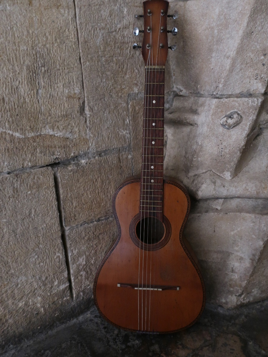 Guitare ancienne de petite taille. Instrument de musique