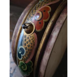 Tambour tibétain polychrome début XXème. Instrument de musique.