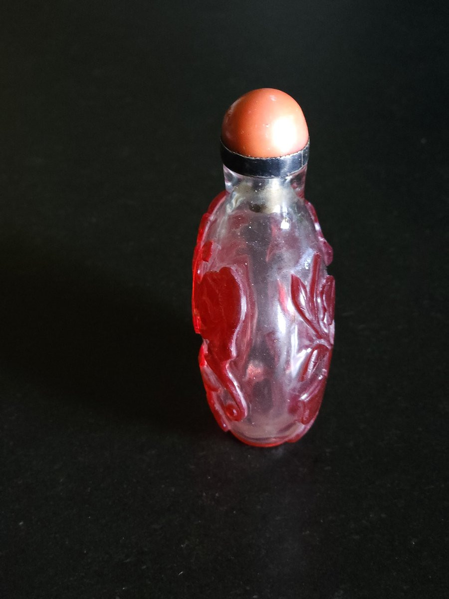 19th Century Chinese Snuff Bottle With Bats And Ruby Red Overlay Glass -photo-2