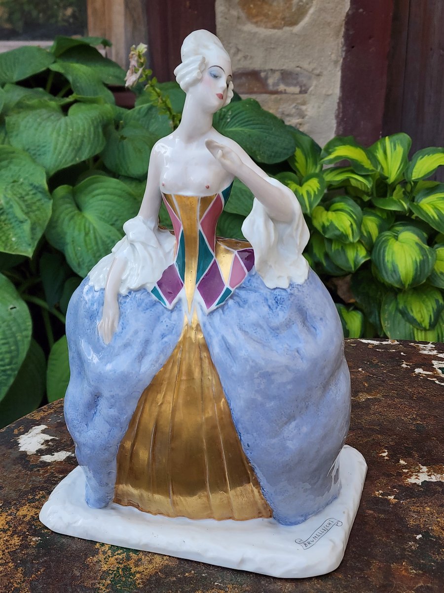 Umberto BRUNELLESCHI atelier L. H. R à OISSEL jeune italienne en costume en Porcelaine 