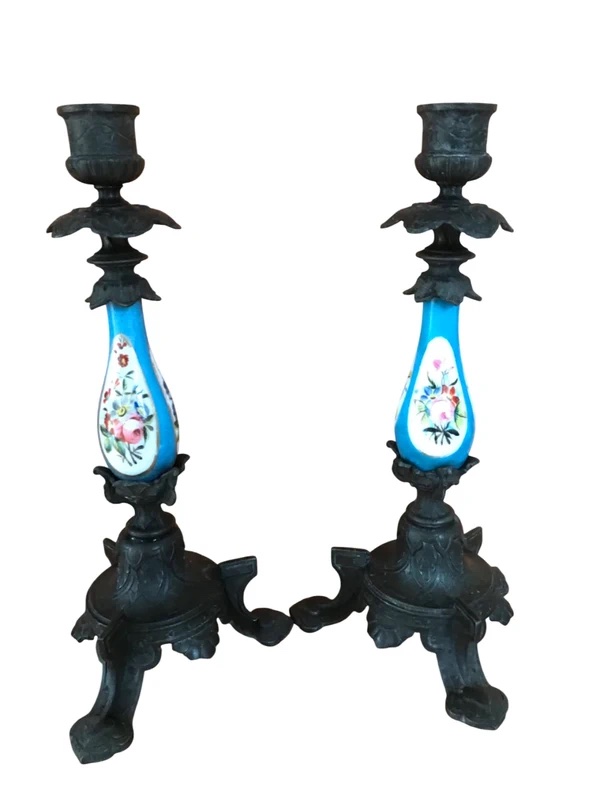 Paire de Bougeoirs Art Nouveau – Métal ciselé et Porcelaine peinte à la main – Début XXe