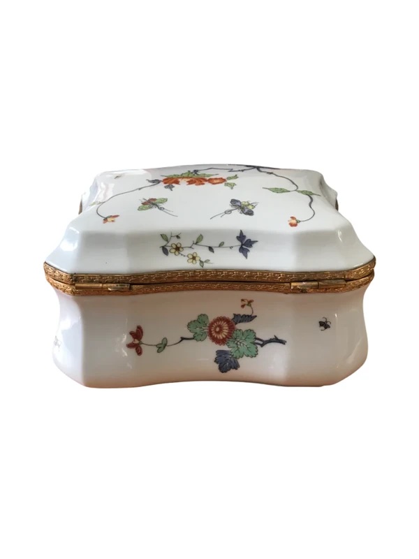 COFFRET EN PORCELAINE DE CHANTILLY – DÉCOR FLEURETTE PEINT MAIN