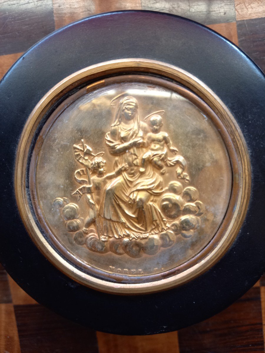 Box Circa 1820 Decorated With A Medal Representing A Virgin And Child 