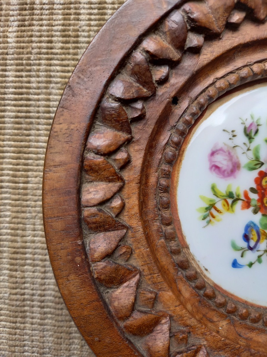 Early 19th Century Porcelain Medallion, Louis XVI Walnut Frame -photo-2