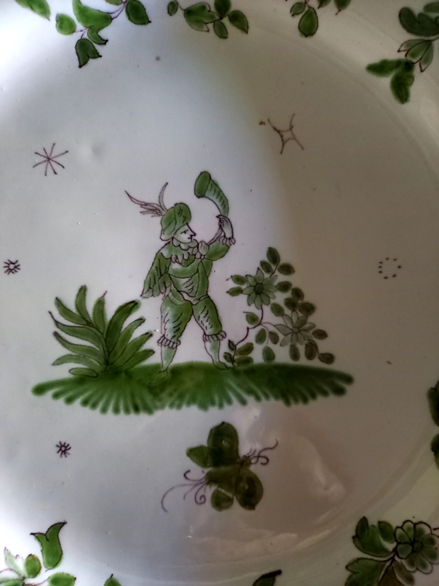 Moustier XVIIIE : grande assiette au decor en camaïeu vert-photo-2