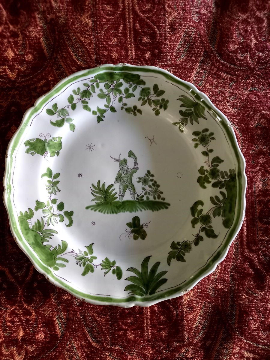 Moustier XVIIIE : grande assiette au decor en camaïeu vert