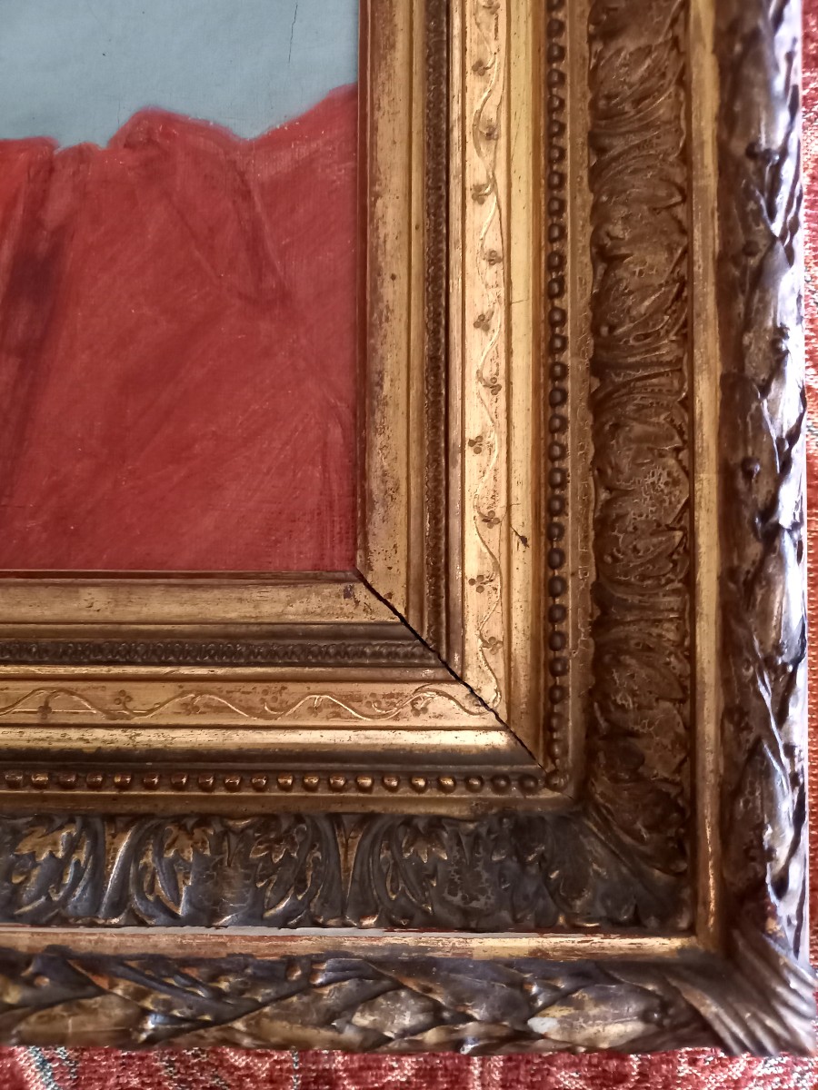 Etude d'un vase medicis en marbre sur un jeté de tissu rouge-photo-4